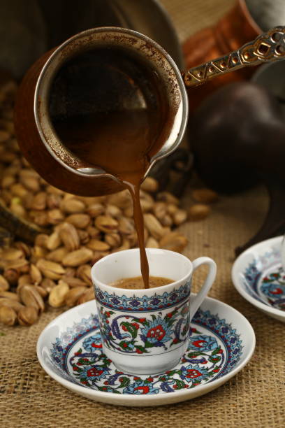 Günde 1 ila 2 bardak arasında kahve tüketen kişilerde Alzheimer hastalığı riskinin azaldığı gözlenmiştir
